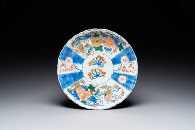 Een Chinese verte-Imari schotel met floraal decor, Kangxi