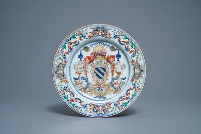 Een Chinese verte-Imari wapenschotel voor de Portugese markt met wapen van Ataide, ca. 1720