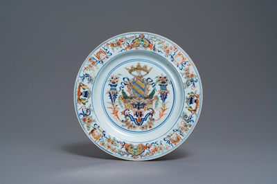 Een Chinese verte-Imari wapenschotel voor de Portugese markt met wapen van Ataide, ca. 1720