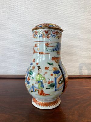 Een Chinese verte-Imari 'Xi Xiang Ji' dekselkan, Yongzheng — foto 2