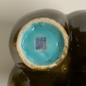 Een Chinese vierdelige bruin geglazuurde vaas, Qianlong merk, 19/20e eeuw — foto 19