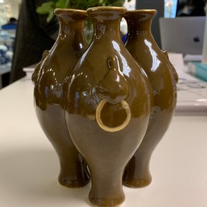 Een Chinese vierdelige bruin geglazuurde vaas, Qianlong merk, 19/20e eeuw — foto 20