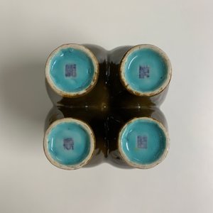 Een Chinese vierdelige bruin geglazuurde vaas, Qianlong merk, 19/20e eeuw — foto 24