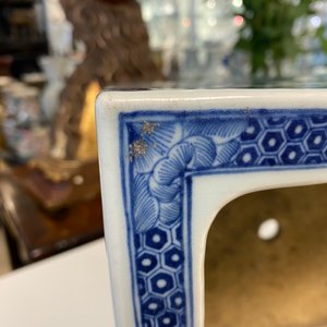 Een Chinese vierkante blauw-witte 'draken' jardinière, 19e eeuw — foto 16