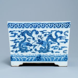 Een Chinese vierkante blauw-witte 'draken' jardinière, 19e eeuw — foto 3