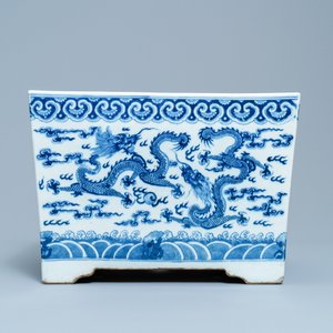 Een Chinese vierkante blauw-witte 'draken' jardinière, 19e eeuw — foto 4
