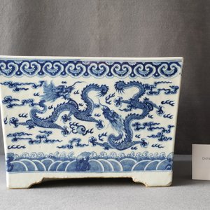 Een Chinese vierkante blauw-witte 'draken' jardinière, 19e eeuw — foto 8