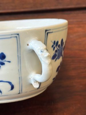 Een Chinese vierkante blauw-witte fles met 'Lange Lijzen' en een dekselkom, Kangxi — foto 15