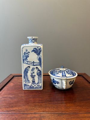 Een Chinese vierkante blauw-witte fles met 'Lange Lijzen' en een dekselkom, Kangxi — foto 2