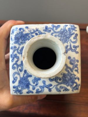 Een Chinese vierkante blauw-witte fles met 'Lange Lijzen' en een dekselkom, Kangxi — foto 22