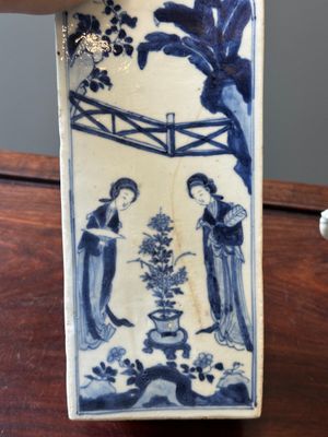 Een Chinese vierkante blauw-witte fles met 'Lange Lijzen' en een dekselkom, Kangxi — foto 25