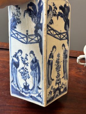 Een Chinese vierkante blauw-witte fles met 'Lange Lijzen' en een dekselkom, Kangxi — foto 26