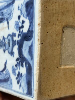 Een Chinese vierkante blauw-witte fles met 'Lange Lijzen' en een dekselkom, Kangxi — foto 28
