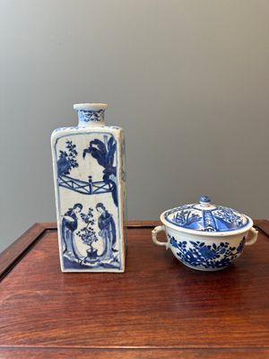 Een Chinese vierkante blauw-witte fles met 'Lange Lijzen' en een dekselkom, Kangxi — foto 3