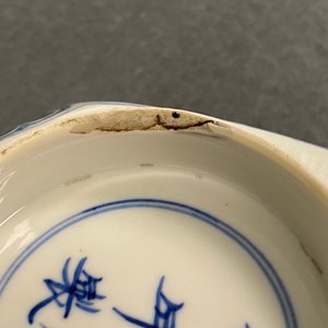 Een Chinese vierkante blauw-witte kom, Chenghua merk, Kangxi — foto 15