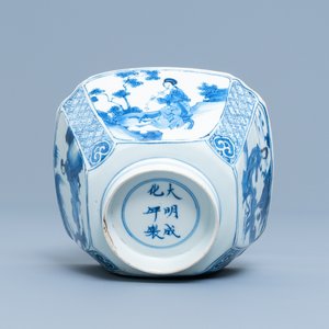 Een Chinese vierkante blauw-witte kom, Chenghua merk, Kangxi — foto 7