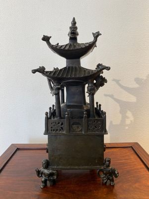 Een Chinese vierkante bronzen 'pagode' wierookbrander met inscripties, 17/18e eeuw — foto 1
