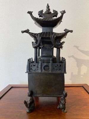 Een Chinese vierkante bronzen 'pagode' wierookbrander met inscripties, 17/18e eeuw — foto 3
