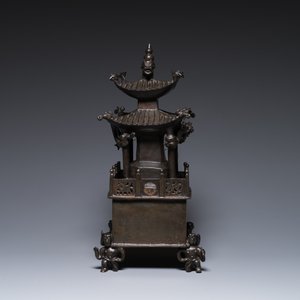 Een Chinese vierkante bronzen 'pagode' wierookbrander met inscripties, 17/18e eeuw — foto 3