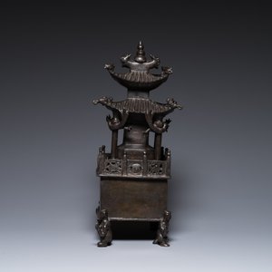 Een Chinese vierkante bronzen 'pagode' wierookbrander met inscripties, 17/18e eeuw — foto 4