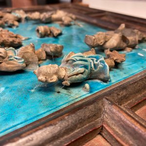 Een Chinese vierkante fahua plaquette met onsterfelijken in een houten tafelscherm gevat, Ming — foto 18