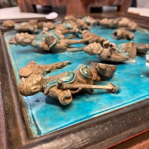 Een Chinese vierkante fahua plaquette met onsterfelijken in een houten tafelscherm gevat, Ming — foto 19