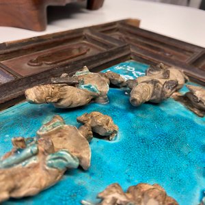 Een Chinese vierkante fahua plaquette met onsterfelijken in een houten tafelscherm gevat, Ming — foto 23