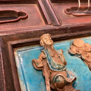 Een Chinese vierkante fahua plaquette met onsterfelijken in een houten tafelscherm gevat, Ming — foto 4