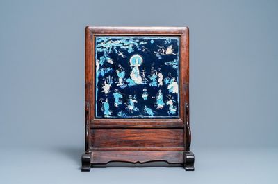 Een Chinese vierkante fahua 'Shou Lao' plaquette in een houten tafelscherm gevat, Ming