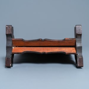 Een Chinese vierkante fahua 'Shou Lao' plaquette in een houten tafelscherm gevat, Ming — foto 5