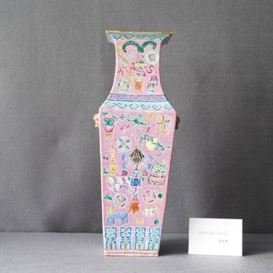 Een Chinese vierkante famille rose vaas met antiquiteiten op roze fondkleur, 19e eeuw — foto 12