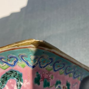 Een Chinese vierkante famille rose vaas met antiquiteiten op roze fondkleur, 19e eeuw — foto 7