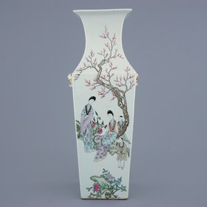 Een Chinese vierkante famille rose vaas met vogels tussen bloemen, 19/20e eeuw — foto 3