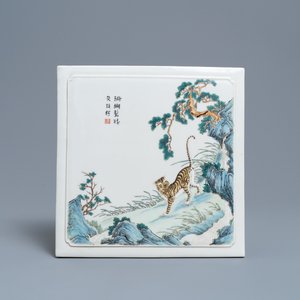 Een Chinese vierkante famille verte plaquette met een tijger, 19/20e eeuw — foto 1