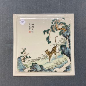 Een Chinese vierkante famille verte plaquette met een tijger, 19/20e eeuw — foto 3