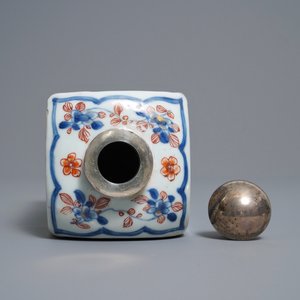 Een Chinese vierkante Imari-stijl fles met zilveren montuur, Kangxi — foto 6