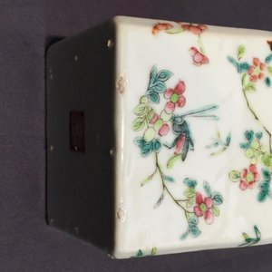 Een Chinese vierkante penseelpot en een famille rose penselenwasser, 19/20e eeuw — foto 8