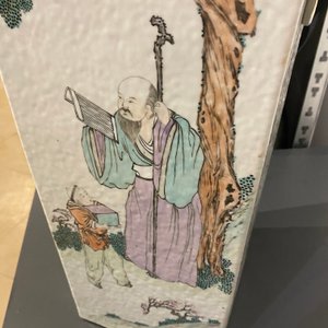 Een Chinese vierkante qianjiang cai vaas en een paar Samson famille verte vazen, 19e eeuw — foto 9
