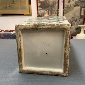 Een Chinese vierkante qianjiang cai vaas met antiquiteiten, 19e eeuw — foto 12