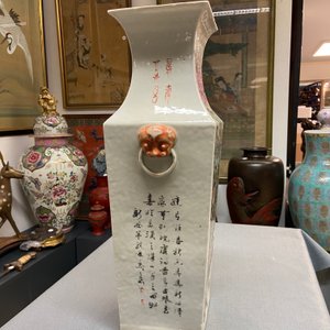 Een Chinese vierkante qianjiang cai vaas met antiquiteiten, 19e eeuw — foto 9