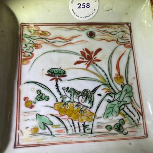 Een Chinese vierkante wucai ko-sometsuke schotel met een kikker, Tianqi — foto 8
