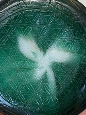 Een Chinese vierkleurige penselenbeker in Peking glas, Qianlong — foto 13