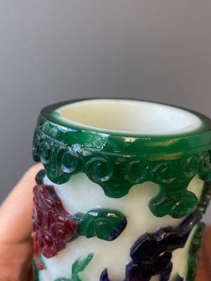 Een Chinese vierkleurige penselenbeker in Peking glas, Qianlong — foto 10