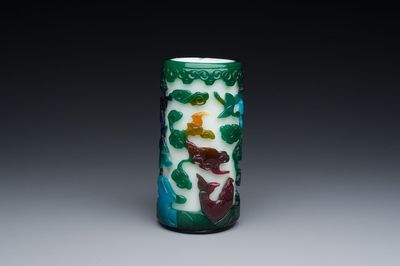 Een Chinese vierkleurige penselenbeker in Peking glas, Qianlong