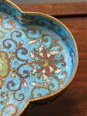 Een Chinese vierlobbige cloisonné schotel met floraal decor op houten standaard, Yongzheng — foto 3