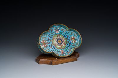 Een Chinese vierlobbige cloisonné schotel met floraal decor op houten standaard, Yongzheng