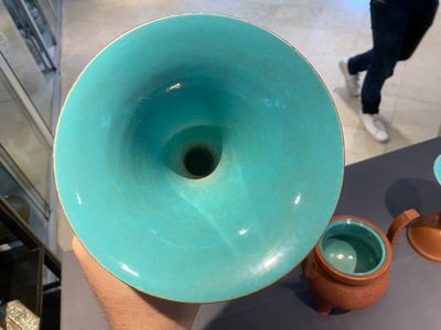 Een Chinese vijfdelige altaargarnituur in faux-lakwerk porselein, Qianlong merk, 19e eeuw — foto 11