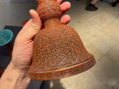 Een Chinese vijfdelige altaargarnituur in faux-lakwerk porselein, Qianlong merk, 19e eeuw — foto 13