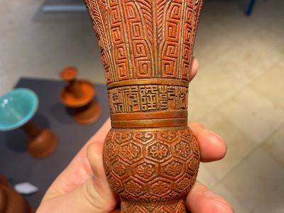 Een Chinese vijfdelige altaargarnituur in faux-lakwerk porselein, Qianlong merk, 19e eeuw — foto 14