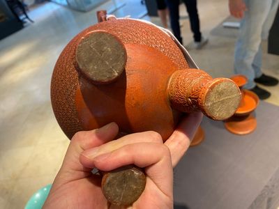 Een Chinese vijfdelige altaargarnituur in faux-lakwerk porselein, Qianlong merk, 19e eeuw — foto 18